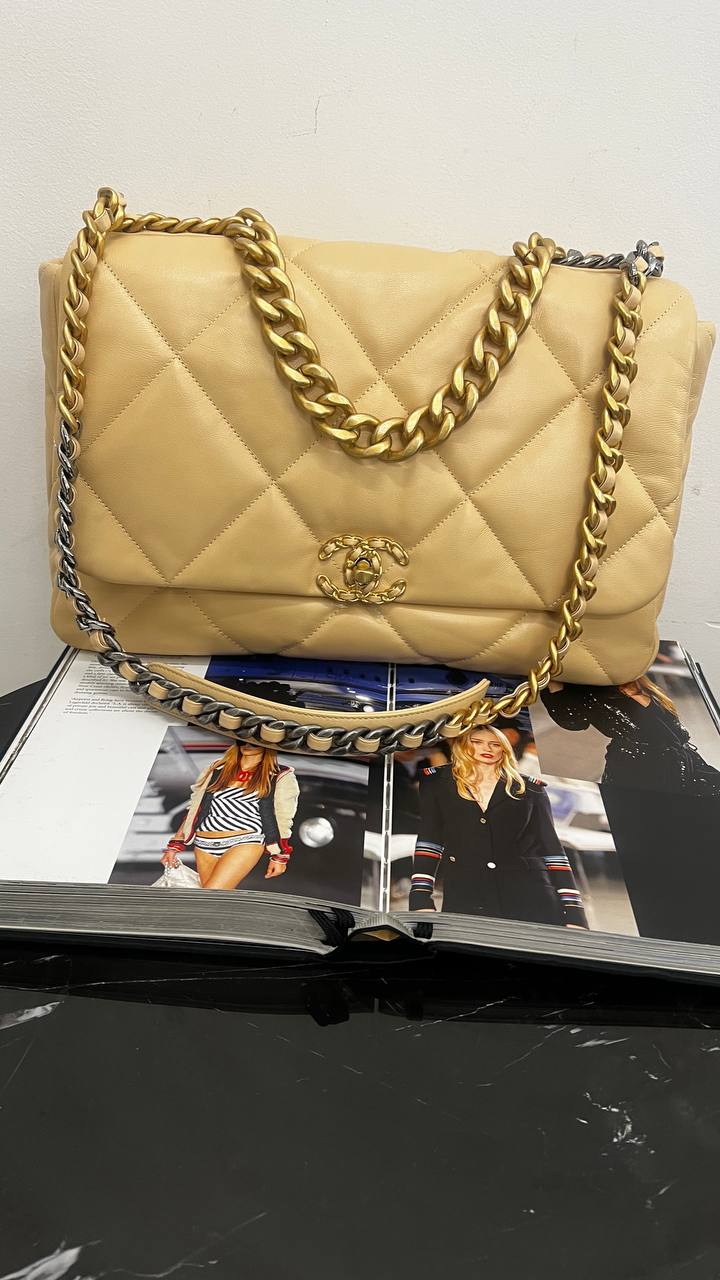 Chanel - Chanel 19